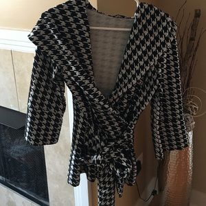 Xtaren white and black checkered wrap sweat shirt