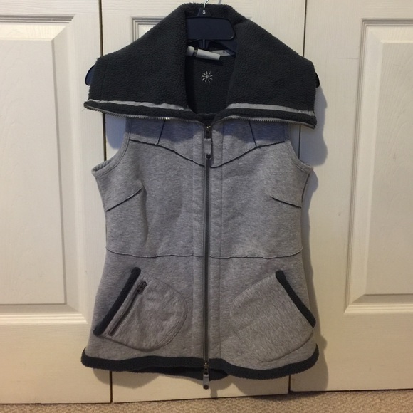 Super cute! 😎💕Athleta gray fleece vest