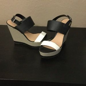 Report size 11 Colorblock platforms. (Never worn)