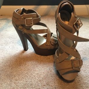 Neutral platform heels