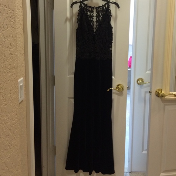 Black velvet gown - Picture 4 of 4