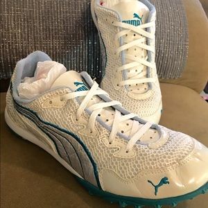 Women's Puma sneakers/shoes size 10