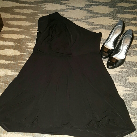 ⚡LAST CALL⚡ BCBG one shoulder black show stopper
