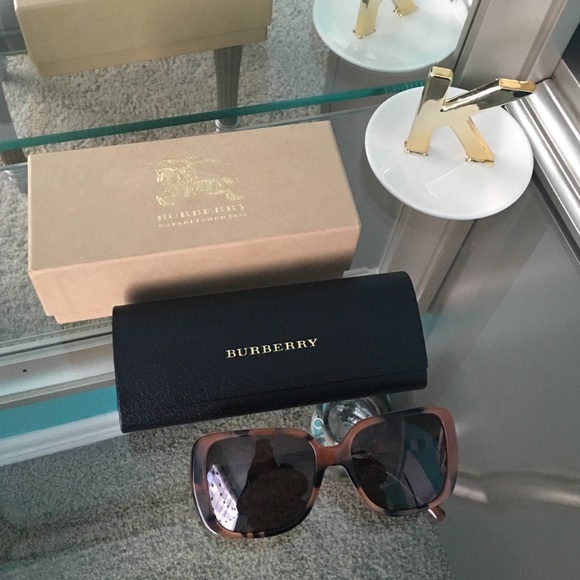 Burberry sunglasses . - Picture 1 of 4