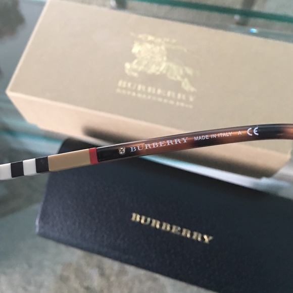Burberry sunglasses . - Picture 3 of 4