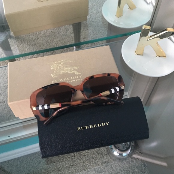 Burberry sunglasses . - Picture 2 of 4