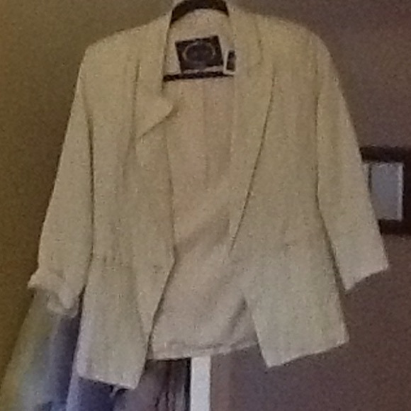 Small off white linen blazer NWT - Picture 2 of 2