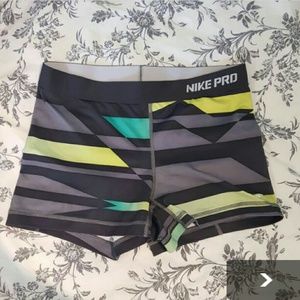 Printed Nike pro shorts size M