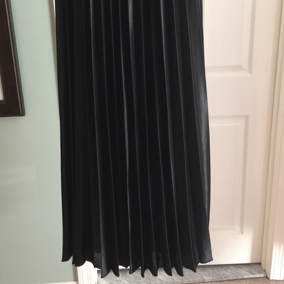 PRICE DROP🎀GOWN - Picture 2 of 2