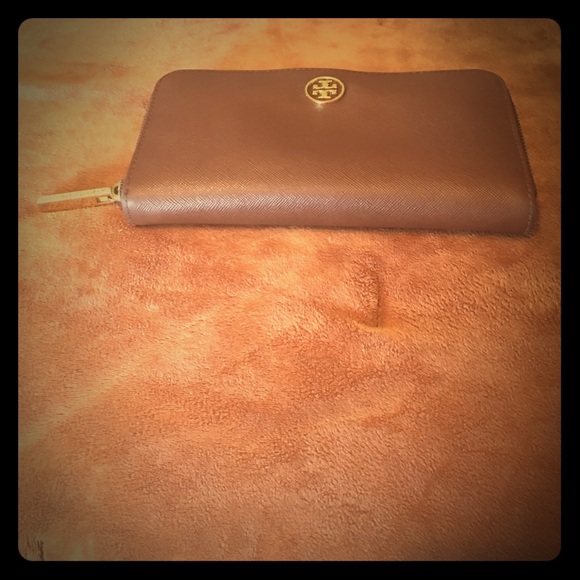 Tory Burch Handbags - Tory Burch Robinson Saffiano Wallet