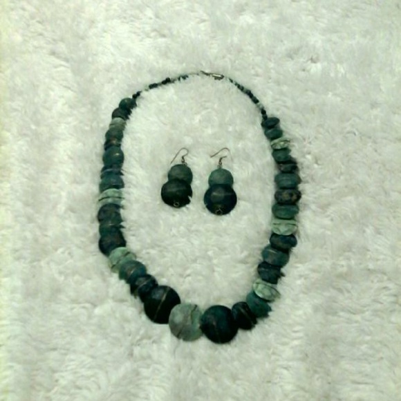 Necklace and earrings set.