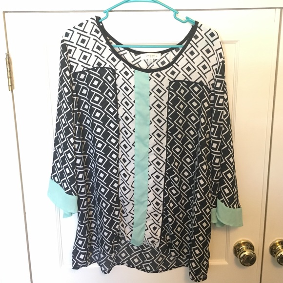 Black and white Flowy top