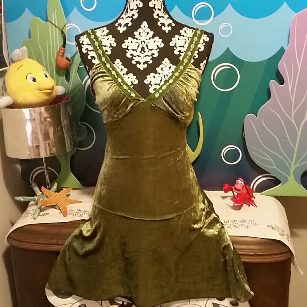 Pulse green sleeveless velvet dress