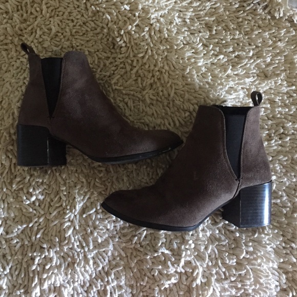 Pointed-toe Chelsea Boots