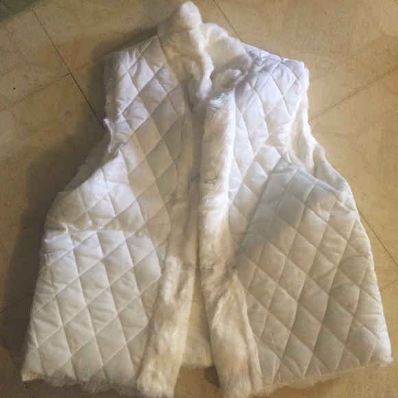 Vest with fake fur lining the inside - Picture 1 of 2