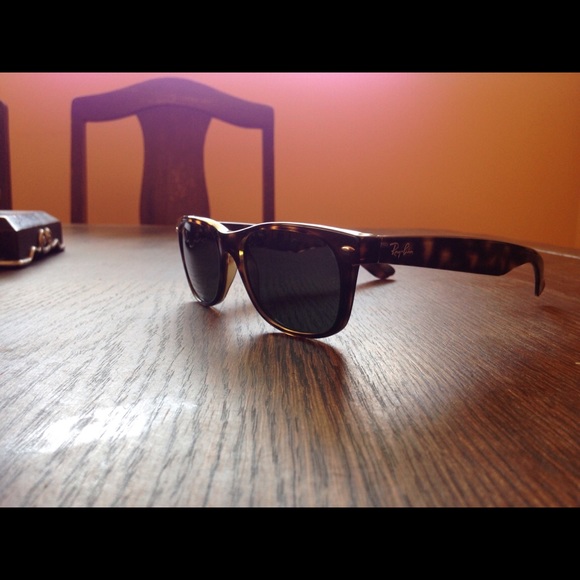 The new style Ray Ban Wayfarer - Picture 2 of 4