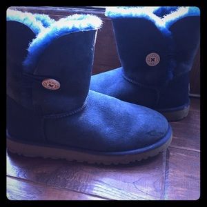 Authentic Ugg boots. blue short button.