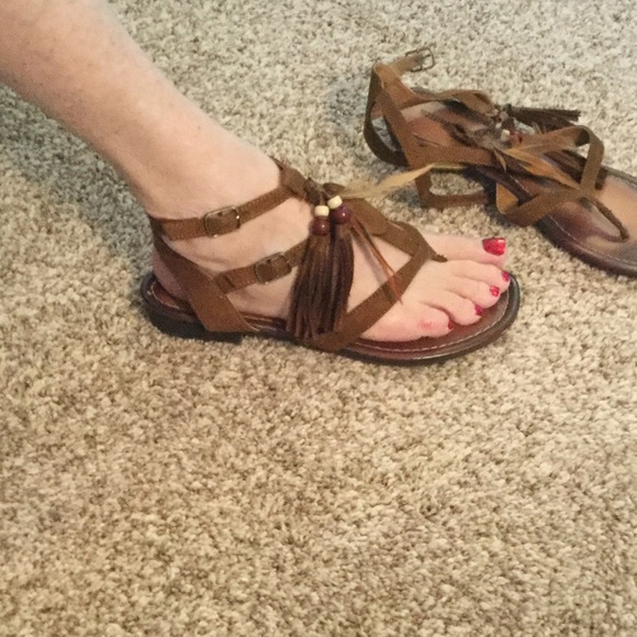 Sunshine & Daydreams ☀️fabulous tasseled sandals.