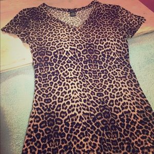 Rue 21 cheetah v'neck top size medium