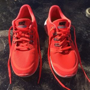neon coral Nike free run 5.0