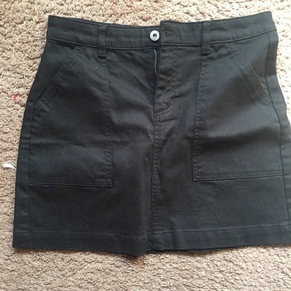 🆕Black H&M skirt with pockets