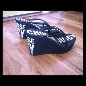 Juicy platform flip flop supported black sandals
