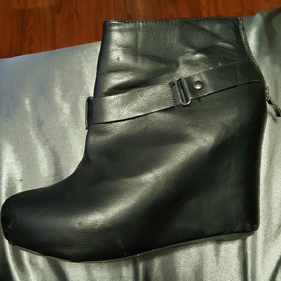 Black wedge Guess booties