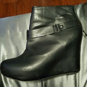 Black wedge Guess booties