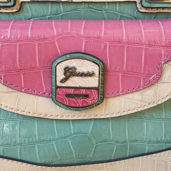 Beautiful Tri Colored Guess Handbag - Picture 2 of 4