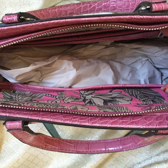 Beautiful Tri Colored Guess Handbag - Picture 3 of 4