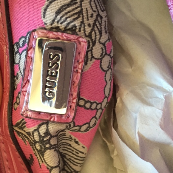 Beautiful Tri Colored Guess Handbag - Picture 4 of 4