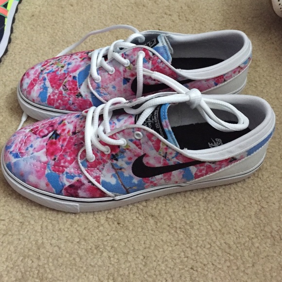 Nike Shoes - NEVER WORN Stephan Janoski Sneakers