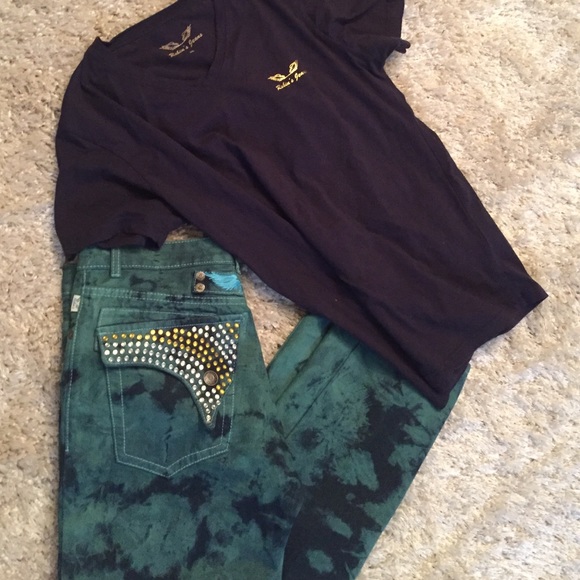 Robin jeans and tee shirt