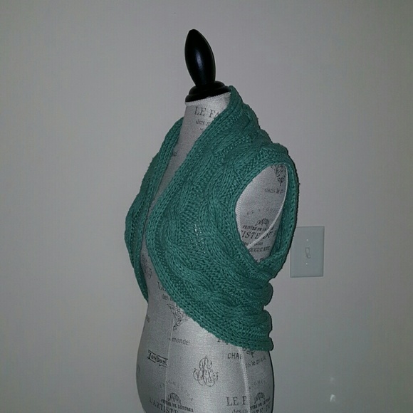 BEBE Stylish Cropped Unique Sweater Vest