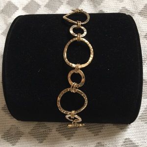 Cute circle bracelet set in gold tone metal