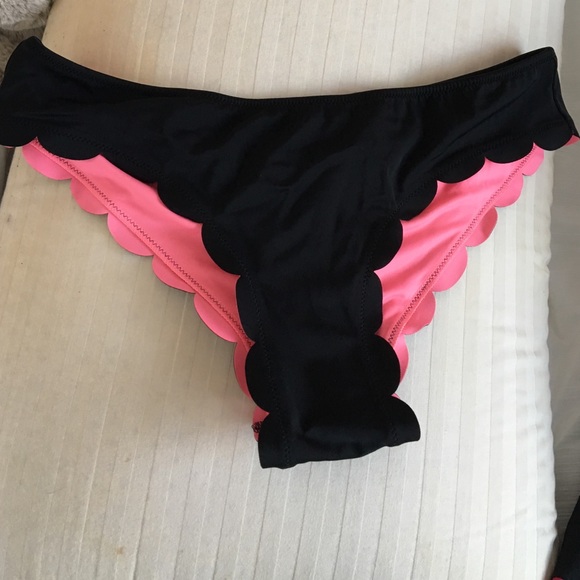 Scalloped cheeky bikini bottom