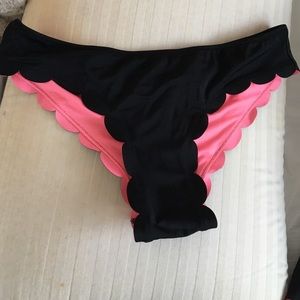 Scalloped cheeky bikini bottom