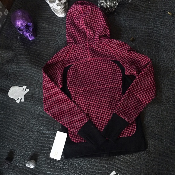 NWT lululemon scuba jacket pink and black - Picture 2 of 3