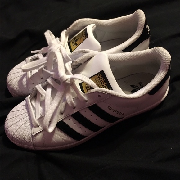 SUPERSTAR ADIDAS SZ. 7 (fits 7 1/2)