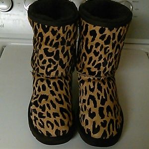 UGG AUSTRALIA SHORT EXOTIC CHEETAH BOOTS 1002790