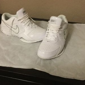 ⭐️⭐️Nike men's size 10.5 white leather shoes⭐️⭐️