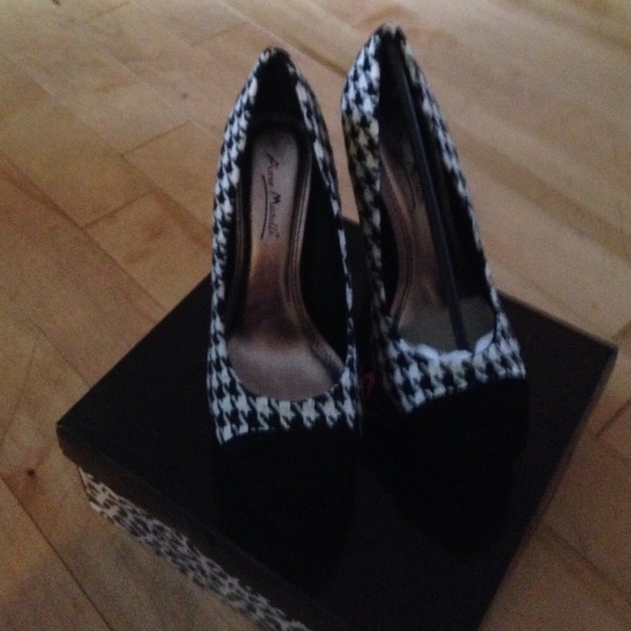 Houndstooth print shoes