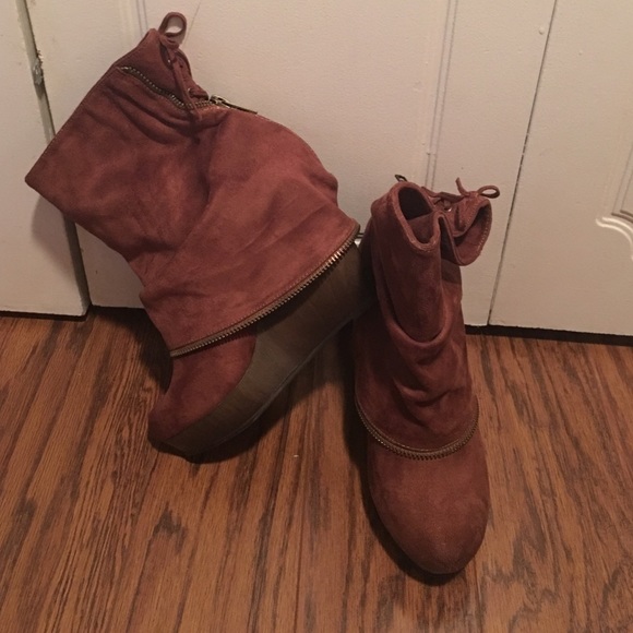 Buckle Wedges