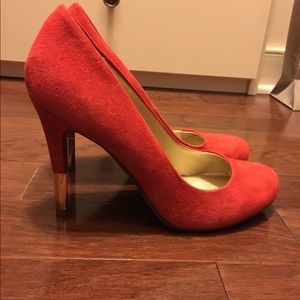 Seychelles burnt Orange Pumps with gold tip heels