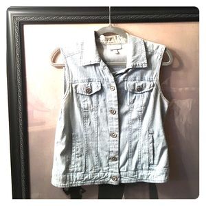 Cute Jean Vest With Flower Button Detail