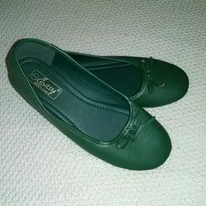 New never worn 💐Green slip-on shoes flats🍀