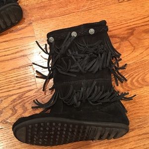 Kids Minnetonka 3 tier black fringe boots