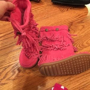 Minnetonka pink fringe size 11