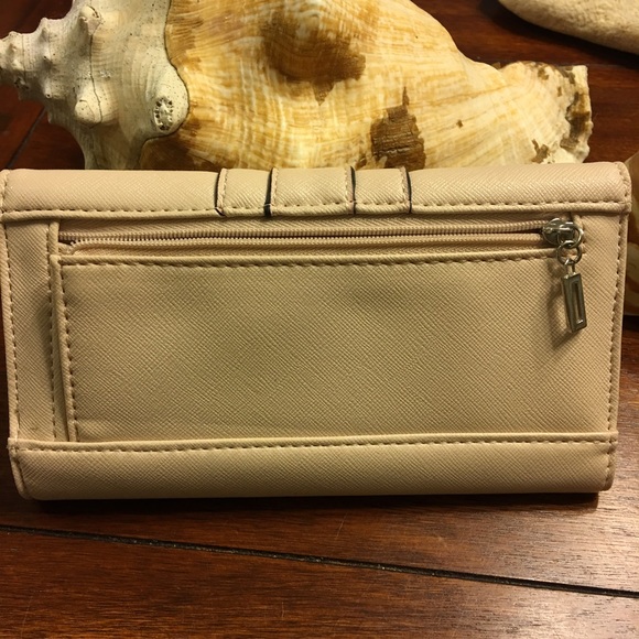 Guess Wallet - Picture 3 of 4