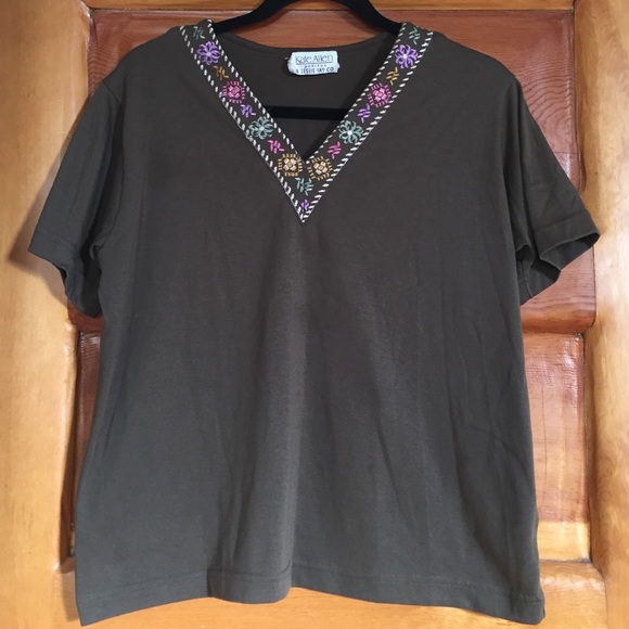 Embroidered short sleeve shirt